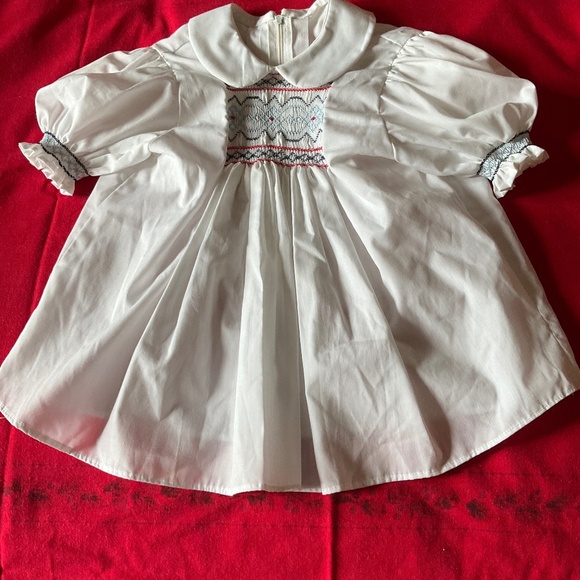 Adorable Vintage Short Sleeve Girl’s Blouse with Smocking on Front and Sleeves - Picture 1 of 5